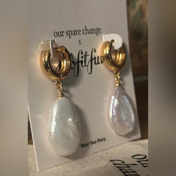 OUR SPARE CHANGE~FRESHWATER PEARL 18K GOLD HUGGIE EARRINGS~NEW WITH TAGS & BAG - Picture 14 of 16
